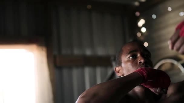 Boxeador Masculino Afroamericano Sin Camisa Disfrutando Entrenando Gimnasio Boxeo Municipal — Vídeos de Stock