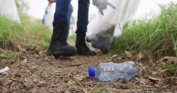 Niski Odcinek Afroamerykańskich Ochotników Sprzątających Rzekę Słoneczny Dzień Wsi Zbierających — Wideo stockowe