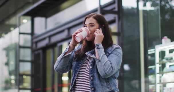 Blanke Bochtige Vrouw Uit Rond Straten Van Stad Tijdens Dag — Stockvideo