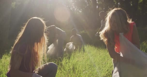 Zwei Glückliche Kaukasische Frauen Und Eine Gruppe Freiwilliger Säubern Einen — Stockvideo