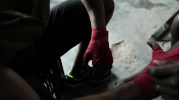 Афроамериканський Боксер Спортивному Одязі Готується Міському Боксерському Спортзалі Сидячи Обгортаючи — стокове відео