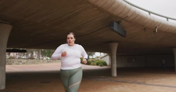 Křivolaká Běloška Dlouhými Tmavými Vlasy Sportovním Oblečení Cvičící Městě Jogging — Stock video