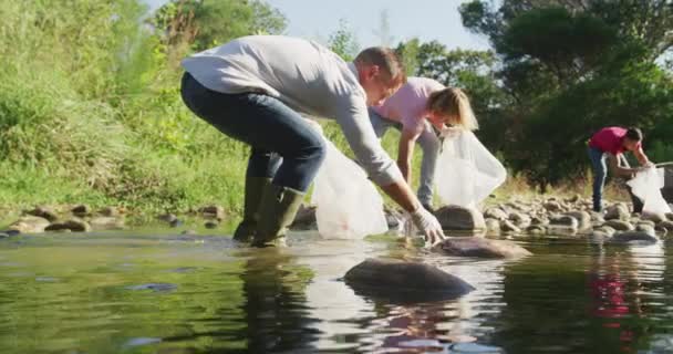 Μια Πολυεθνική Ομάδα Ευτυχισμένων Εθελοντών Συντήρησης Καθαρίζει Ένα Ποτάμι Μια — Αρχείο Βίντεο