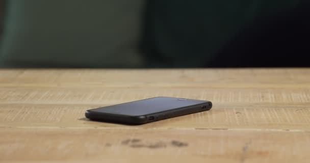 Close Smartphone Preto Doméstico Deitado Uma Mesa Madeira Comunicação Tecnologia — Vídeo de Stock