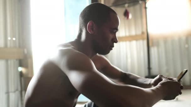 Shirtless Afroamerikanska Manliga Boxare Utbildning Township Boxning Gym Tar Paus — Stockvideo