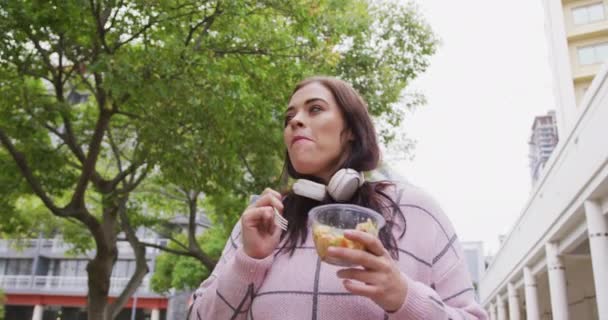 Curvy Kaukázusi Város Utcáin Nap Folyamán Séta Étkezési Elvitelre Ebéd — Stock videók