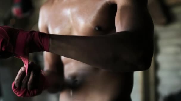 ボクシング手袋を着用する前に 彼の手を包み ラップをチェックし 町のボクシングジムで準備スポーツ服を身に着けている恥知らずのアフリカ系アメリカ人男性ボクサー — ストック動画