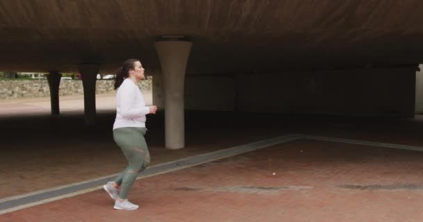 Mujer Curvilínea Caucásica Pelo Largo Oscuro Con Ropa Deportiva Haciendo — Vídeos de Stock
