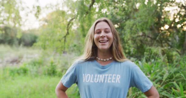 一个快乐的白人女性志愿者在农村清理河流 微笑着看着相机的画像 农村环境中的生态和社会责任 — 图库视频影像