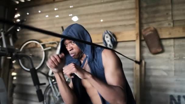 Pria Afrika Amerika Mengenakan Pakaian Olahraga Menikmati Berolahraga Gym Tinju — Stok Video