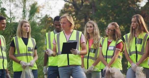 Grupo Multiétnico Voluntarios Conservación Que Llevan Chalecos Alta Costura Limpian — Vídeos de Stock