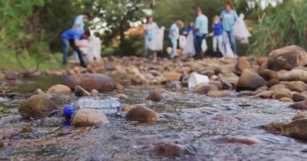 Grupo Multi Étnico Voluntários Conservação Limpando Rio Dia Ensolarado Campo — Vídeo de Stock