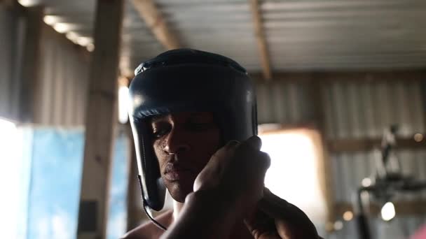 Boxeador Masculino Afroamericano Sin Camisa Gimnasio Boxeo Municipal Que Tiene — Vídeos de Stock