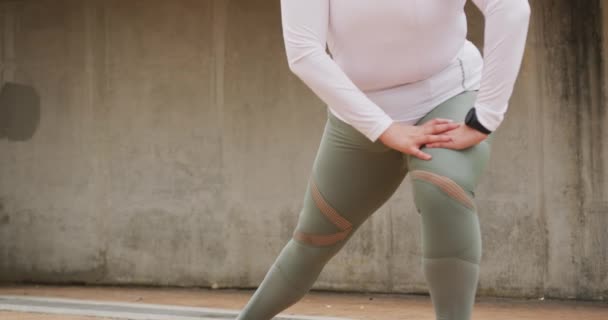 Mujer Curvilínea Caucásica Con Pelo Largo Oscuro Usando Ropa Deportiva — Vídeos de Stock