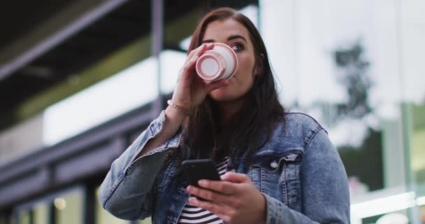 Blanke Bochtige Vrouw Uit Rond Straten Van Stad Tijdens Dag — Stockvideo