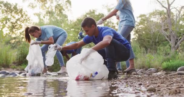 Grupo Multiétnico Voluntarios Conservación Limpiando Río Día Soleado Campo Recogiendo — Vídeos de Stock
