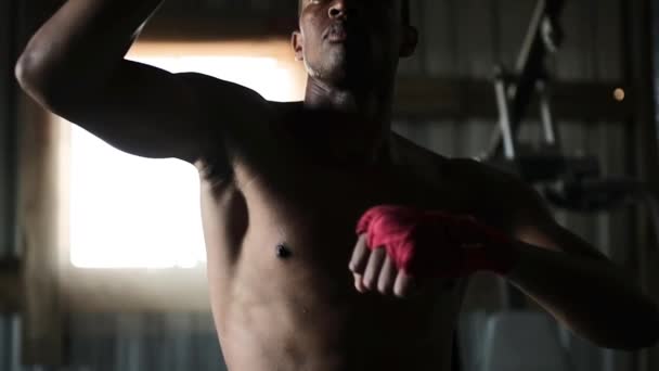 Boxeador Afroamericano Sin Camisa Disfrutando Entrenando Gimnasio Boxeo Municipal Con — Vídeos de Stock