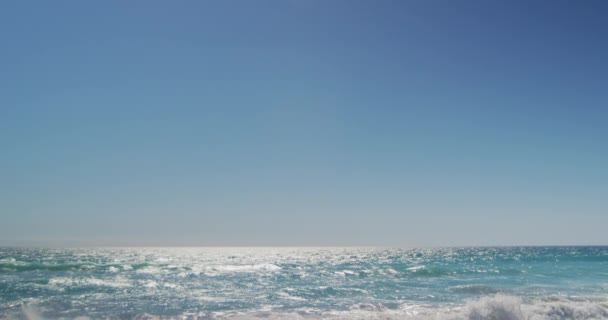 蔚蓝的天空 阳光普照的沙滩上平静的大海 缓慢的运动 — 图库视频影像