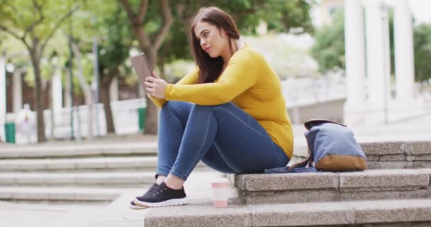 Kromme Blanke Vrouw Uit Rond Straten Van Stad Gedurende Dag — Stockvideo