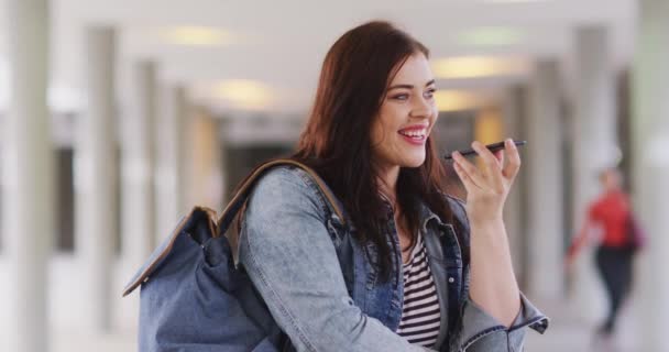 Curvy Kaukasische Vrouw Uit Rond Straten Van Stad Gedurende Dag — Stockvideo