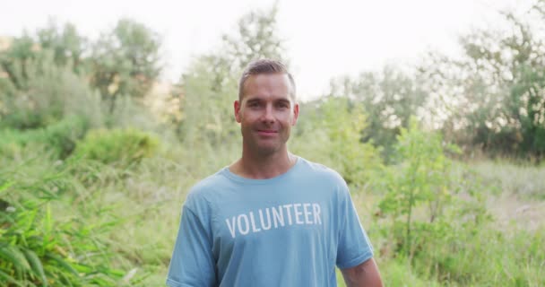 Retrato Feliz Voluntario Caucásico Limpiando Río Día Soleado Campo Sonriendo — Vídeo de stock