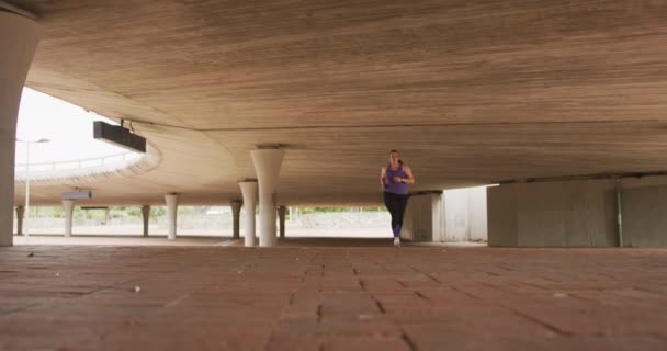 Mujer Curvilínea Caucásica Pelo Largo Oscuro Con Ropa Deportiva Haciendo — Vídeos de Stock