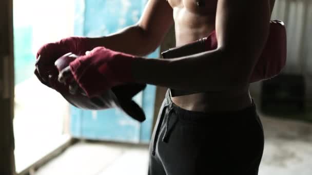 Sem Camisa Afro Americano Boxeador Masculino Vestindo Roupas Esportivas Preparando — Vídeo de Stock