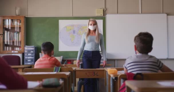 Nauczycielka Masce Ucząca Dzieci Szkole Edukacja Podstawowa Dystans Społeczny Bezpieczeństwo — Wideo stockowe