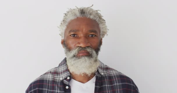 Портрет Щасливого Афроамериканського Старшого Чоловіка Білим Волоссям Бородою Вдома Усміхаючись — стокове відео