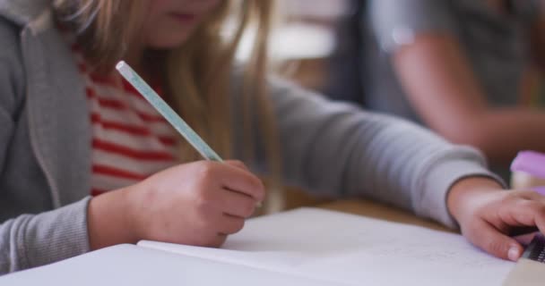 Menina Branca Escrevendo Livro Enquanto Sentada Sua Mesa Escola Educação — Vídeo de Stock