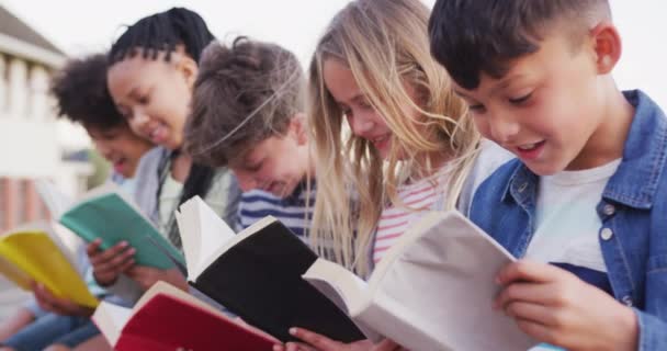 Een Groep Multi Etnische Kinderen Die Boeken Lezen Aan Muur — Stockvideo