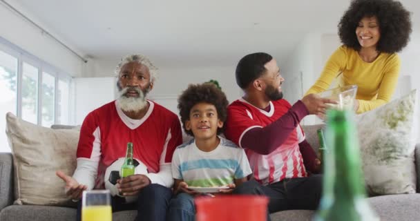 Familia Afroamericana Multigeneracional Casa Sentada Sofá Sala Estar Viendo Deportes — Vídeos de Stock