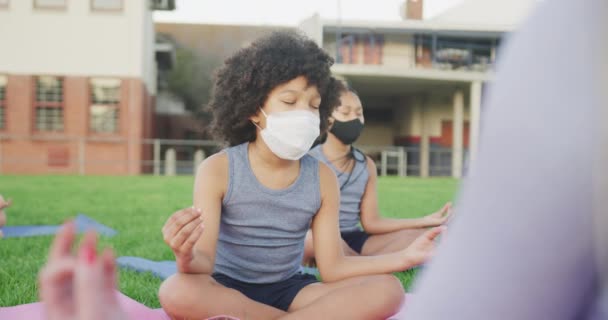 Mieszana Dziewczyna Rasy Nosząca Maskę Twarzy Medytująca Szkolnym Ogrodzie Edukacja — Wideo stockowe