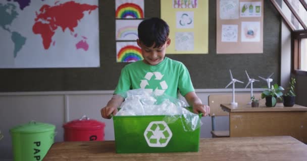 Běloch Recyklovaném Tričku Recyklační Krabicí Třídě Úsměvem Primární Vzdělávání Sociální — Stock video