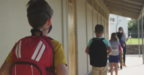 마스크를 아이들 학교에서 온도를 했습니다 교육의 사회적 코로나 바이러스 기간에 — 비디오