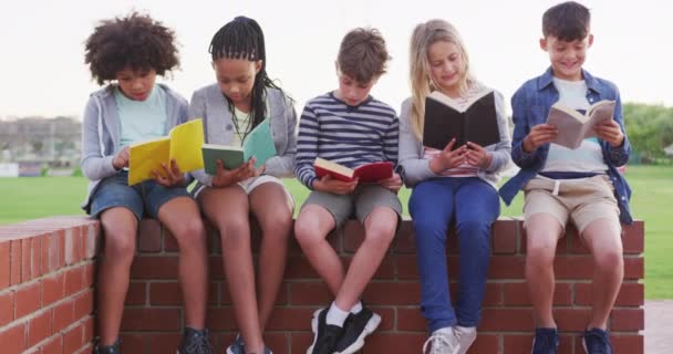 Grupo Niños Multiétnicos Leyendo Libros Sentados Pared Durante Descanso Educación — Vídeo de stock