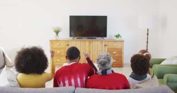 Афро Американская Семья Мультипоколении Сидит Дома Диване Гостиной Смотрит Спорт — стоковое видео
