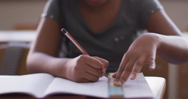 Mieszana Dziewczyna Rasy Rysuje Linię Siedząc Biurku Szkole Edukacja Podstawowa — Wideo stockowe