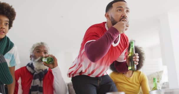Wielopokoleniowa Rodzina Afroamerykanów Siedząca Domu Kanapie Salonie Oglądająca Sport Telewizji — Wideo stockowe