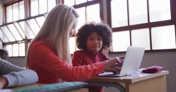 Gemengde Race Meisje Met Behulp Van Haar Laptop Terwijl Haar — Stockvideo