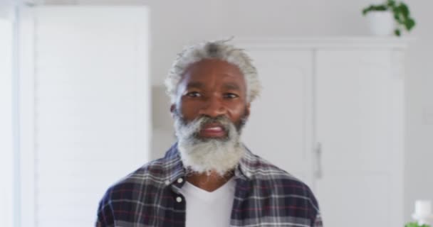 Portret Van Een Vrolijke Afro Amerikaanse Senior Man Met Wit — Stockvideo