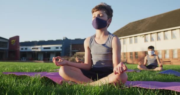 Garoto Caucasiano Usando Máscara Facial Meditando Jardim Escola Educação Primária — Vídeo de Stock