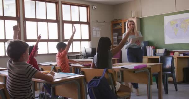 Grupo Niños Multiétnicos Aula Escuela Levantando Las Manos Maestra Usando — Vídeo de stock