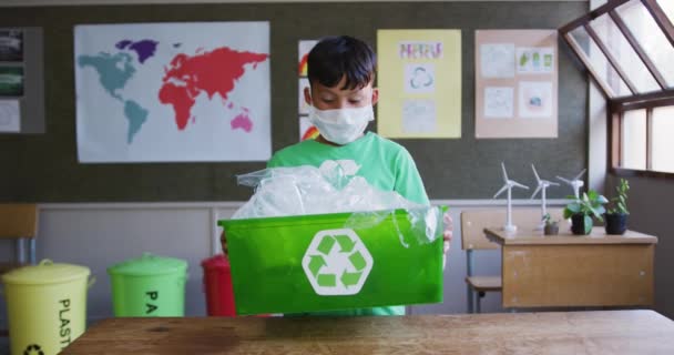 Biały Chłopak Koszulce Recyklingu Trzymający Pudełko Śmieci Klasie Noszący Maskę — Wideo stockowe
