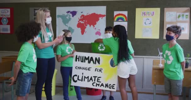 재활용 셔츠를 마스크를 학교에서 쓰레기를 재활용하는 집단의 아이들 교육의 사회적 — 비디오