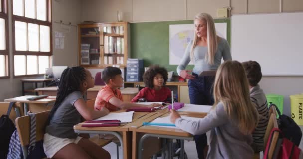 Gruppe Multietniske Børn Der Rækker Hånden Klasseværelset Skolen Primærundervisning Social – Stock-video