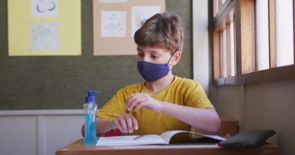Blanke Jongen Met Handreiniger Gezichtsmasker Haar Bureau School Basisonderwijs Sociale — Stockvideo