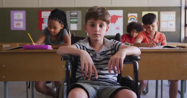 장애인 아이가 휠체어에 교실에서 있습니다 교육의 사회적 코로나 바이러스 기간에 — 비디오