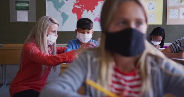 Blanke Jongen Die Zijn Laptop Gebruikt School Zijn Leraar Die — Stockvideo