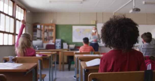 Egy Csoport Többnemzetiségű Gyerek Maszkot Visel Iskolában Felemelik Kezüket Általános — Stock videók